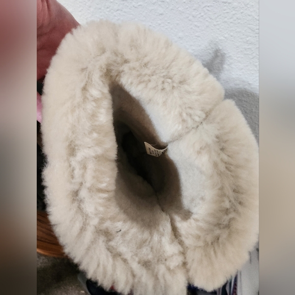 UGG Classic Tall Boots in Chocolate Brown. Light fur inside - Picture 7 of 12